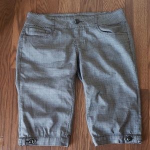 Size 11 Grey Plaid Capris